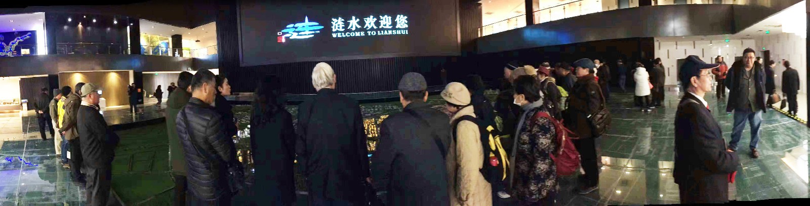 8 漣水規(guī)劃館人頭涌動(dòng)，外來(lái)客商來(lái)館參觀考察.jpg